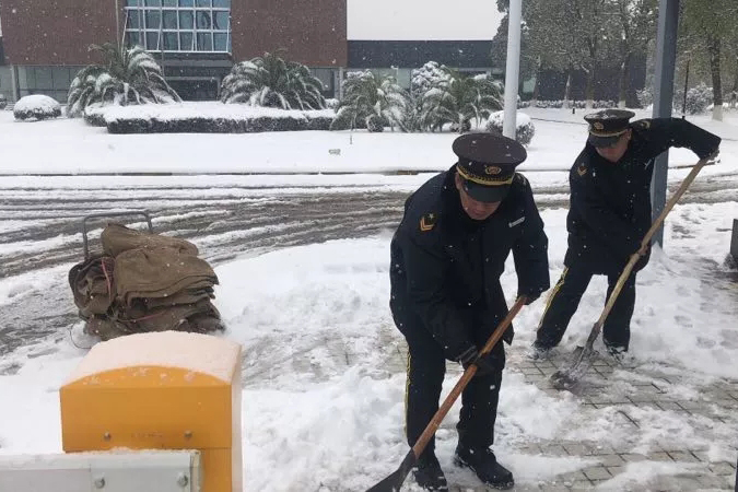 风雪(xuě)无情人有(yǒu)情，最美物(wù)业人