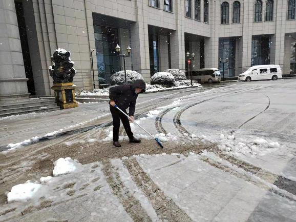 迎风战雪(xuě)保畅通，齐心协力守平安(ān)